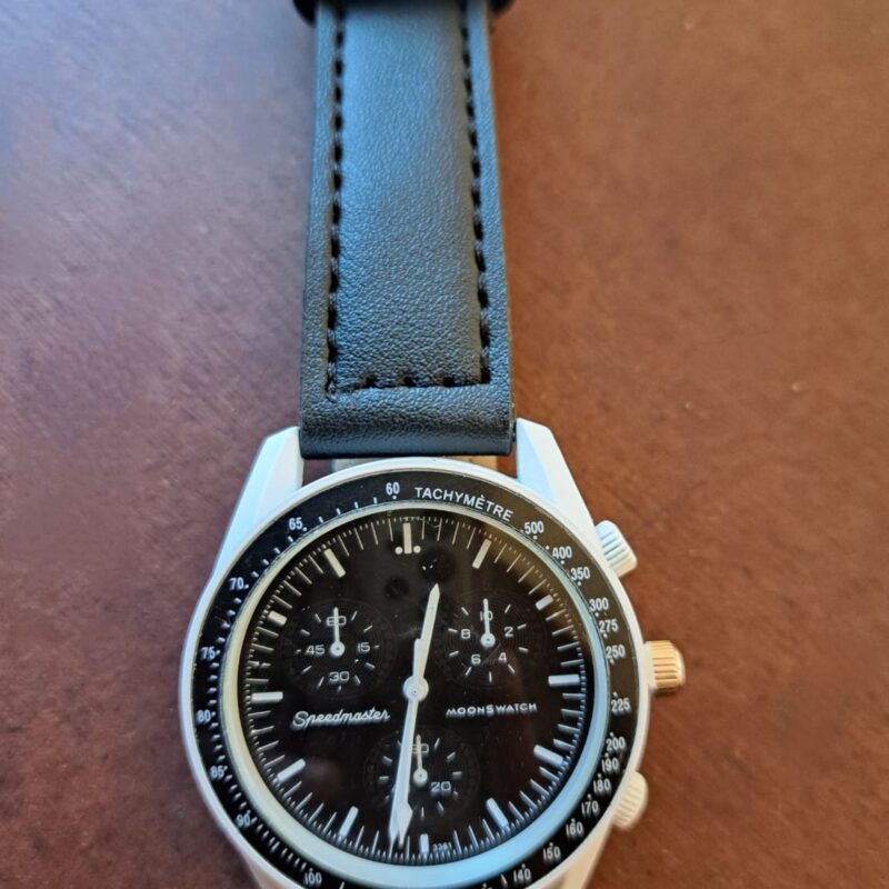 Reloj Clásico con Correa de ecocuero Negro – Esfera Negra con Detalles Blancos