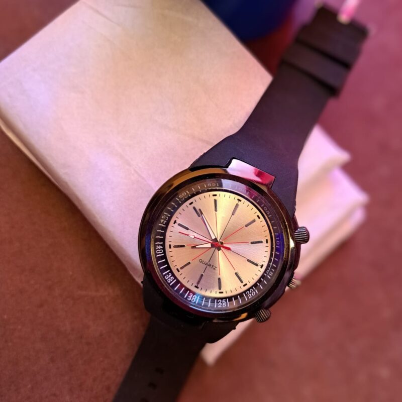 Reloj Clásico con Correa de Silicona – Esfera Plateada